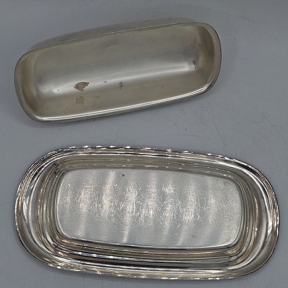 987 silverplated butter dish Approximately 4.25"Wide by 2.5"High by 8.25"long - Picture 10 of 12